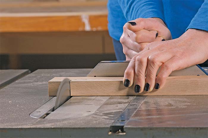 Adjust the gauge for square crosscuts